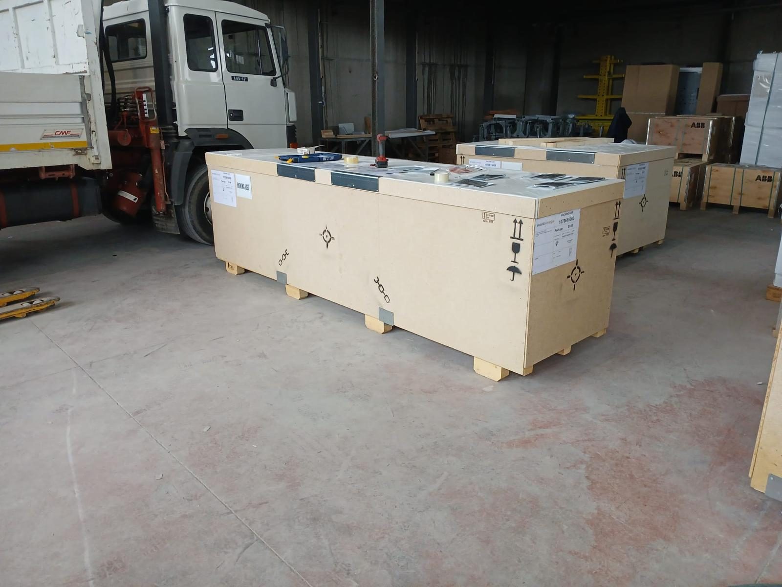 Casse in legno pronte per il carico su camion