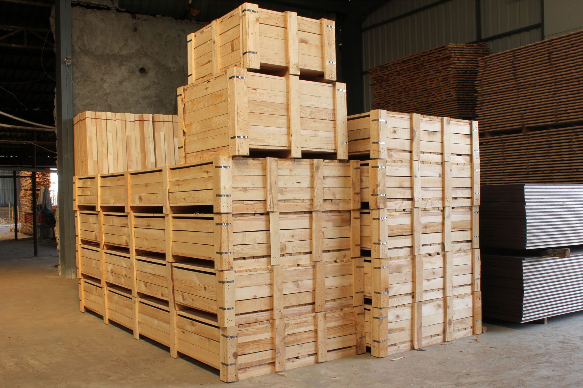 Casse in legno stoccate in magazzino