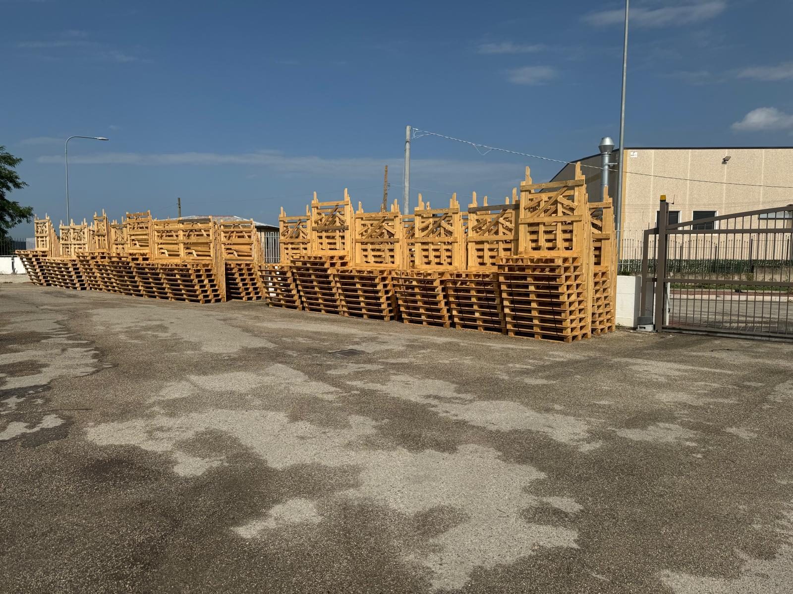 Deposito di casse in legno nel piazzale AV Imballaggi a Benevento