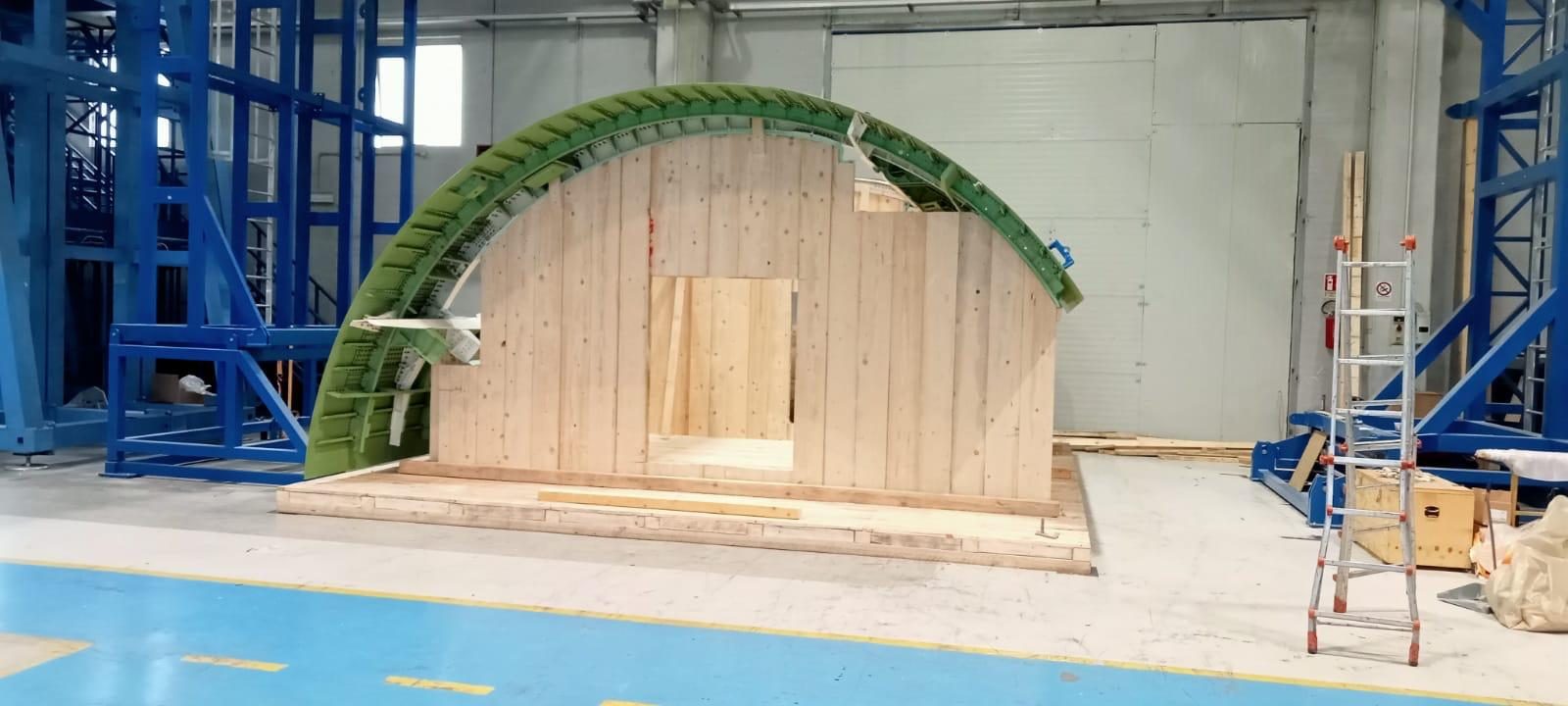 Sezione di fusoliera appoggiata sulla struttura in legno su misura